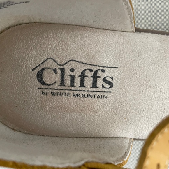 Cliffs by White Mountain Sz 8.5 Peep Toe T-Strap Wedge Sandal Mustard Leather - Picture 10 of 11